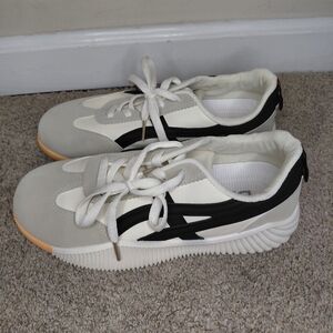 De Flrance Women Size 8 White and Black Sneakers with Gum Sole